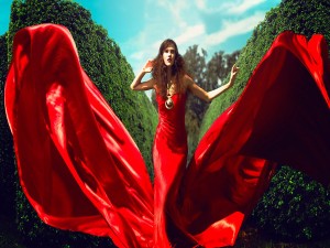 Mujer con un espectacular vestido rojo