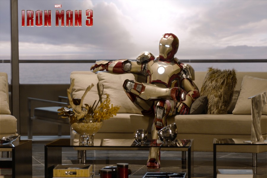 Iron Man relajado en el sofá (Iron Man 3)