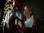 Iron Man abrazando a Pepper Potts (Iron Man 3)