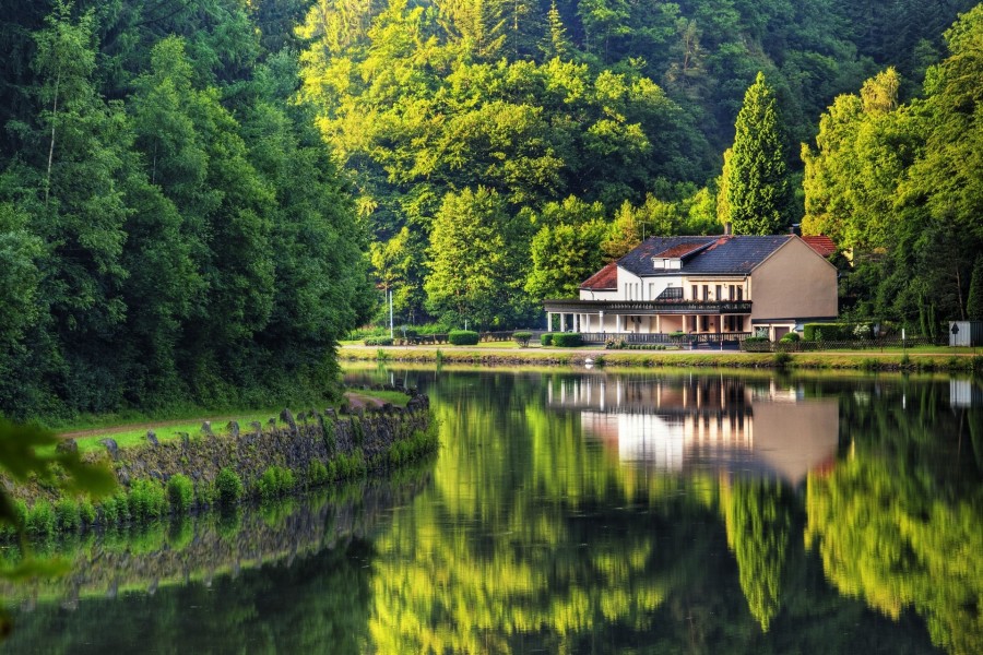 Espectacular casa a orillas del lago