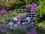 Cascada entre rocas y flores en el Jardín botánico de Montreal (Canadá)