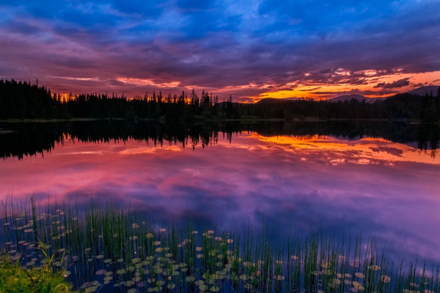 Cielo de Noruega reflejado en un lago