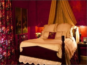 Dormitorio con las paredes rojas