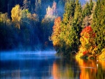 Río brumoso en otoño