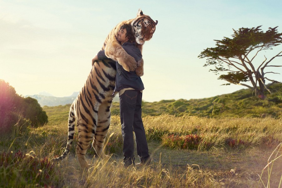 Tigre y hombre abrazados