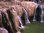 Agua cayendo en cascadas por las rocas