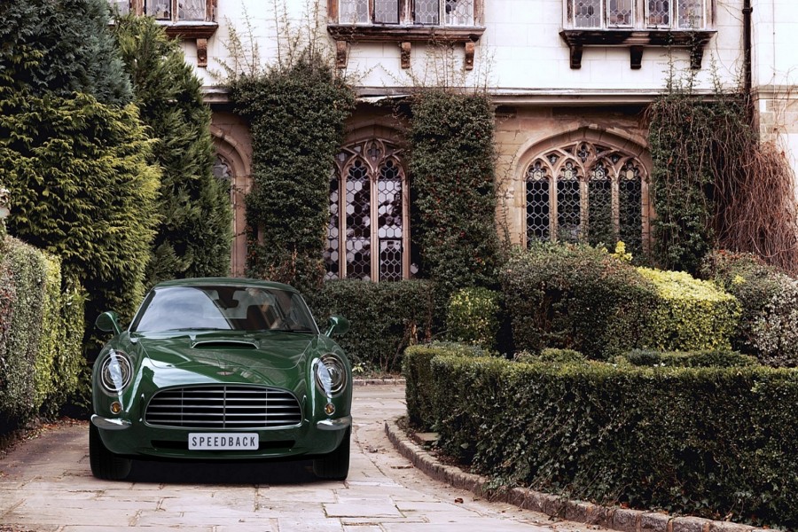 Vista frontal de un Aston Martin DB5 Speedback de color verde