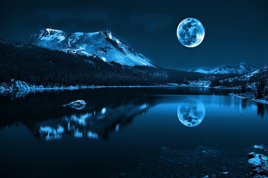 Luna azul sobre el lago