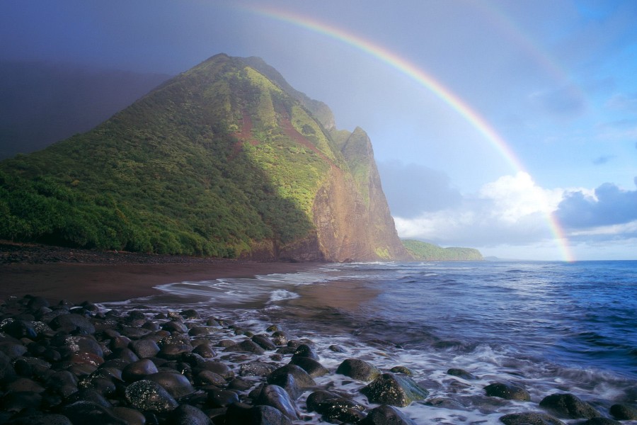 Un hermoso arcoíris en una playa