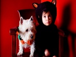 Niño y perro preparados para la noche de Halloween