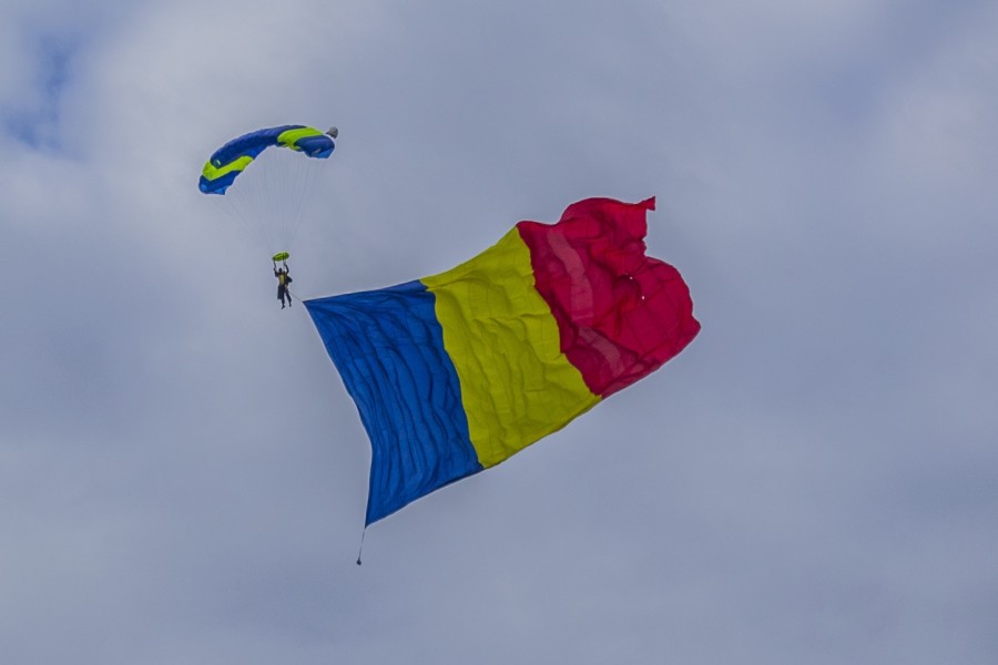 Bandera de Rumania en el cielo