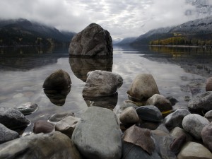 Rocas a orillas del lago Upper Waterton (Alberta, Canadá)