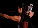 Mujer practicando tiro con arco