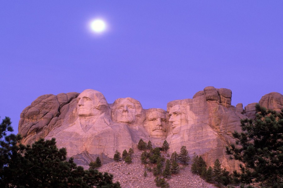 Luna sobre el Monumento Nacional Monte Rushmore (Dakota del Sur, Estados Unidos)