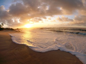 Postal: Sol iluminando la playa