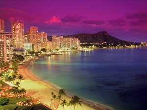 Playa iluminada en Waikiki (Hawái)
