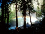 Pequeño arcoíris sobre el río