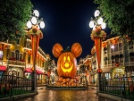 Plaza adornada para festejar la noche de Halloween