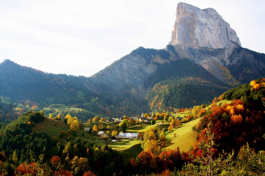 Un pueblo entre montañas visto en otoño