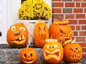 Postal: Calabazas para Halloween adornando una casa