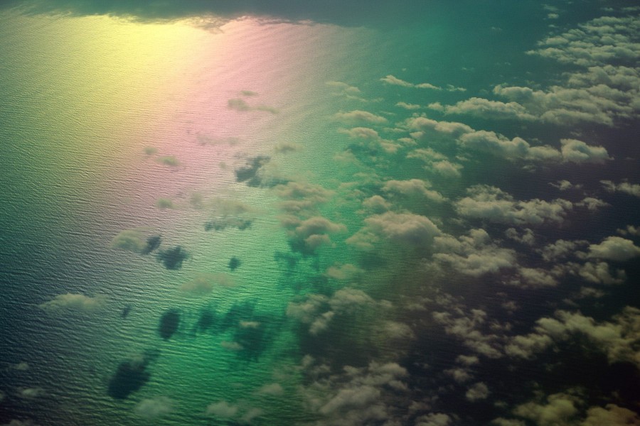 Cielo y nubes reflejados en el mar