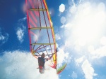 Practicando windsurf en un día de sol