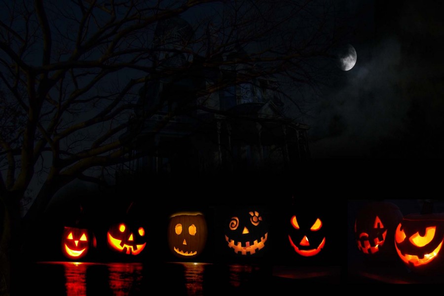 Calabazas iluminadas en una oscura noche de Halloween