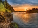 Maravillosa puesta de sol sobre el río
