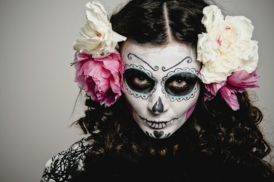 Mujer maquillada para el Día de Muertos