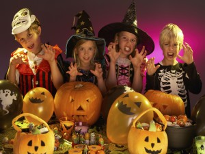 Postal: Niños divirtiéndose en una fiesta de Halloween