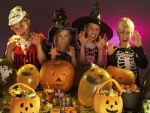 Niños divirtiéndose en una fiesta de Halloween