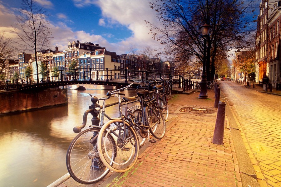 Bicicletas junto a un canal de Ámsterdam