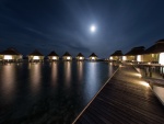 Luna iluminando un centro turístico en las islas Seychelles