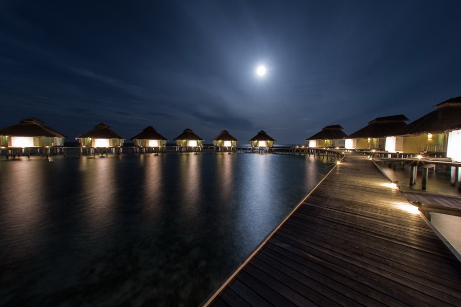 Luna iluminando un centro turístico en las islas Seychelles