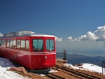 Tren de pasajeros en las montañas nevadas