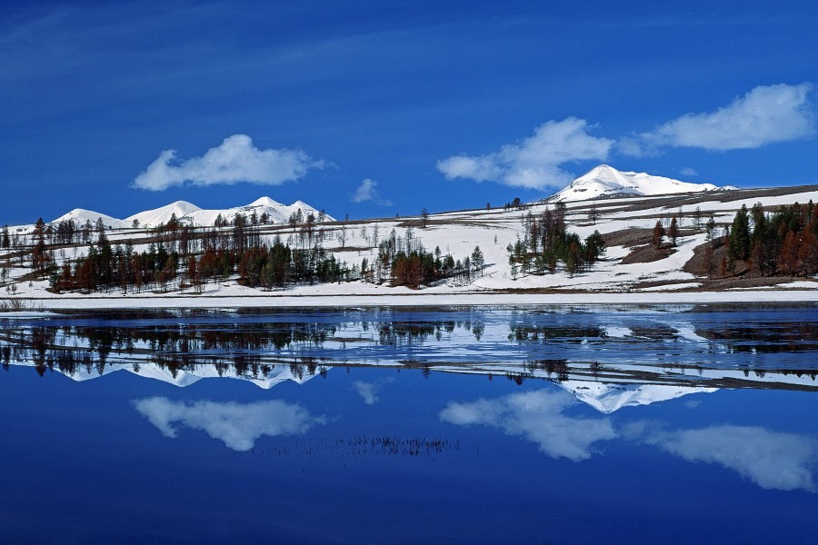 Montañas nevadas reflejadas en un lago