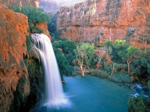 Postal: Hermosa cascada en un cañón