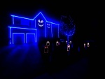 Casa iluminada en la noche de Halloween