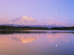 Luna y montaña reflejadas en el lago