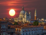 La ciudad de Venecia al atardecer (Italia)