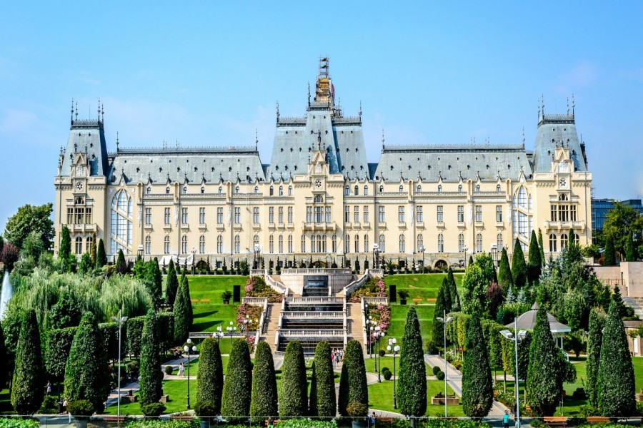 Jardín frente al Palacio de la Cultura ( Iasi, Rumania)