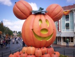 Calabaza festiva en Disneyland con la forma de Mickey Mouse