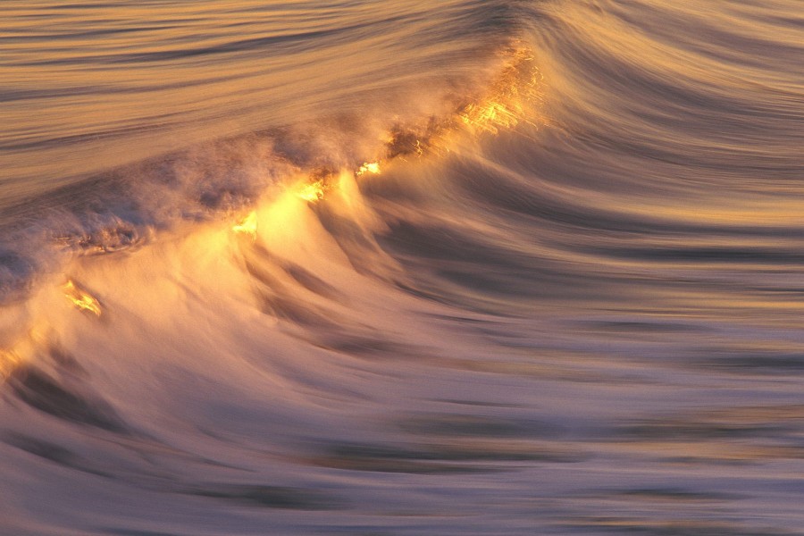 Sol iluminando el agua