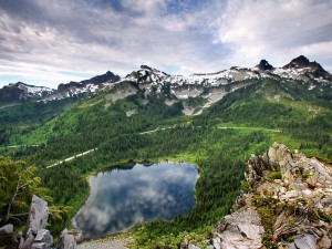 Postal: Pequeño lago en las montañas