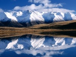 Hermosas montañas reflejadas en el agua