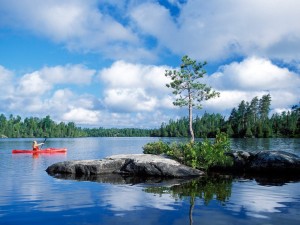 Postal: Canoa en un lago