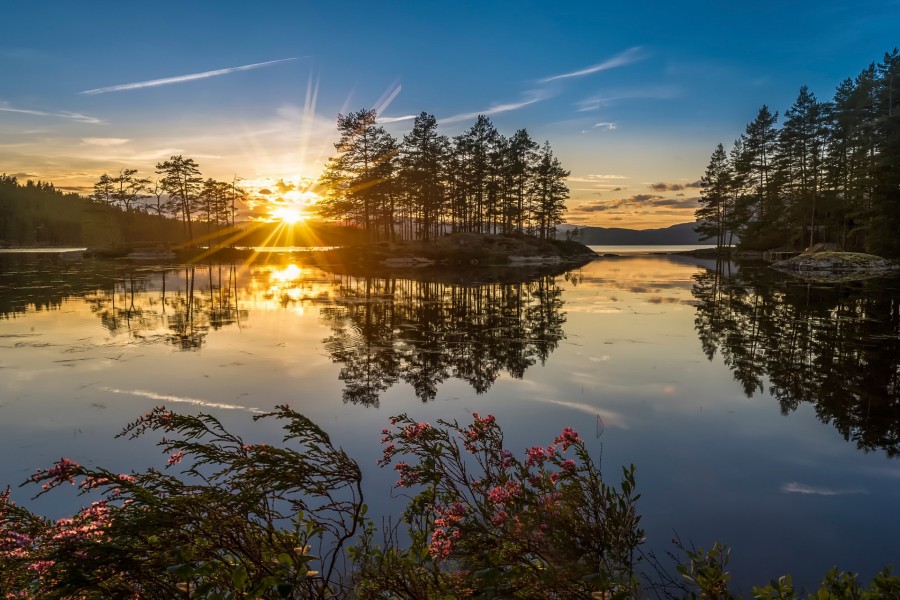 Puesta de sol en un lago de Noruega