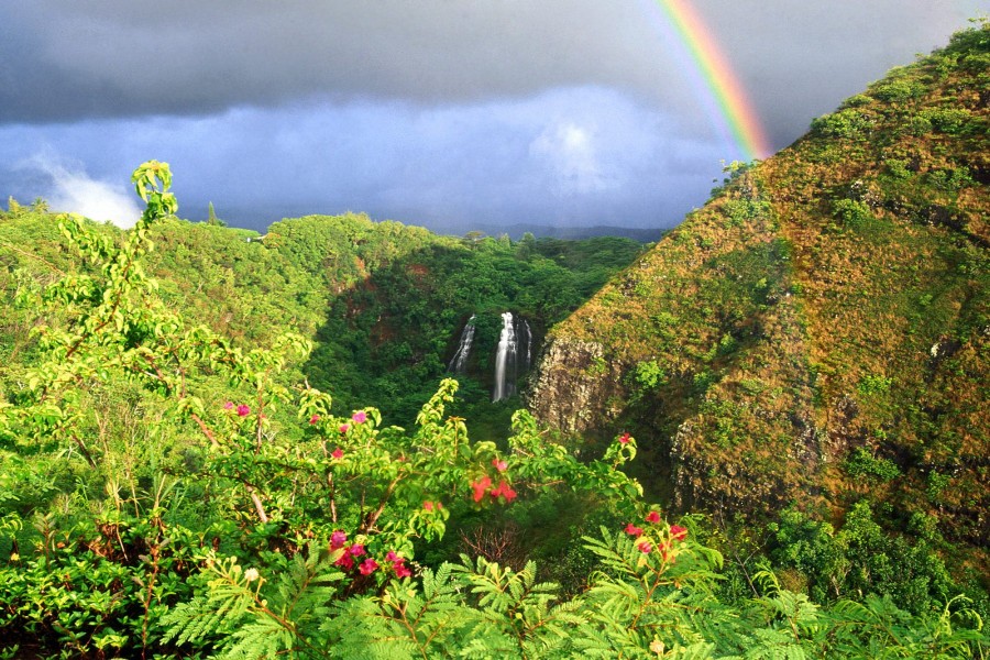 Arcoíris sobre una cascada (Kauai, Hawái)
