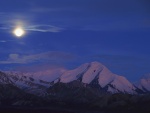 Luna iluminando las montañas