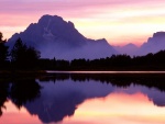 Un tranquilo amanecer sobre las montañas y el lago